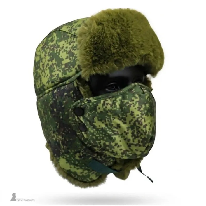 Ouchanka avec masque camouflage russe portée par un homme en extérieur enneigé vue de trois quarts avec masque fixé - Espace Cagoules