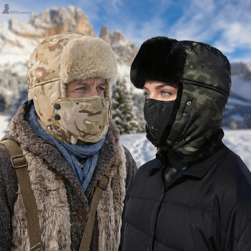 Ouchanka avec masque portée par un homme et une femme en environnement montagneux enneigé vue de face et trois quarts - Espace Cagoules