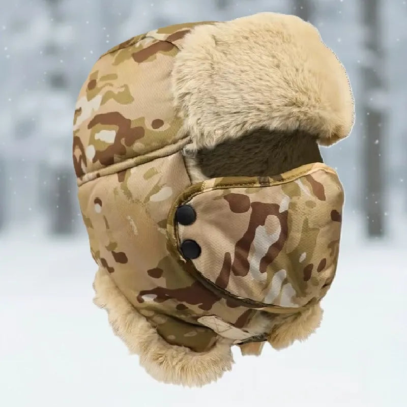 Ouchanka avec masque camouflage désert vue de profil avec rabats couvrants et masque fixé par boutons pression sur fond hivernal flou - Espace Cagoules