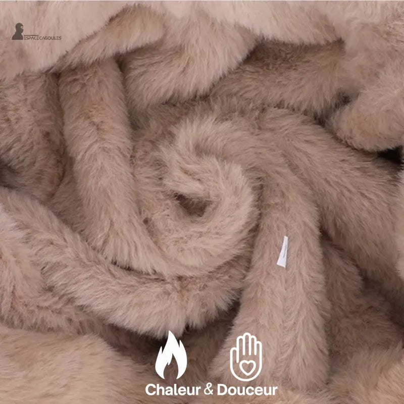 Ouchanka femme détail rapproché de la matière polaire montrant une texture dense, douce au toucher et homogène, adaptée à un port prolongé par temps froid - Espace Cagoules