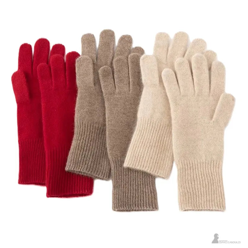 Detalle de la palma de los guantes de cachemira con textura fina y acabado de punto regular – Espacio Cagoules