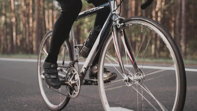 Vidéo d'un cycliste parfaitement équipé, évoluant sur la route à vélo.