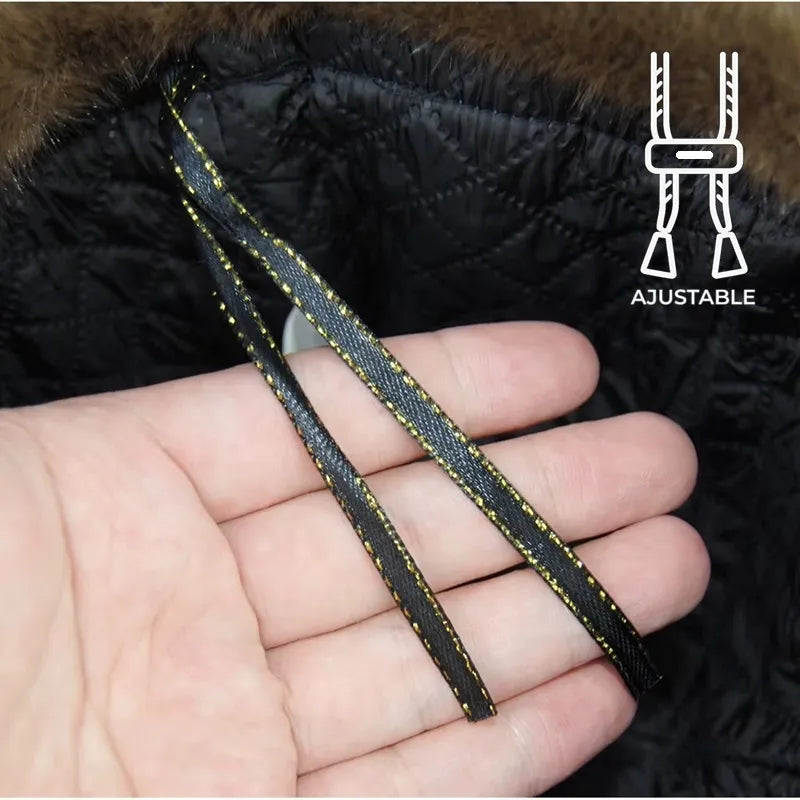 Faux-Fur Chapka mit verstellbarem Innenzug, Detail des Textilverstellungssystems, Nahaufnahme in der Hand, in Innenumgebung - Cagoules Bereich