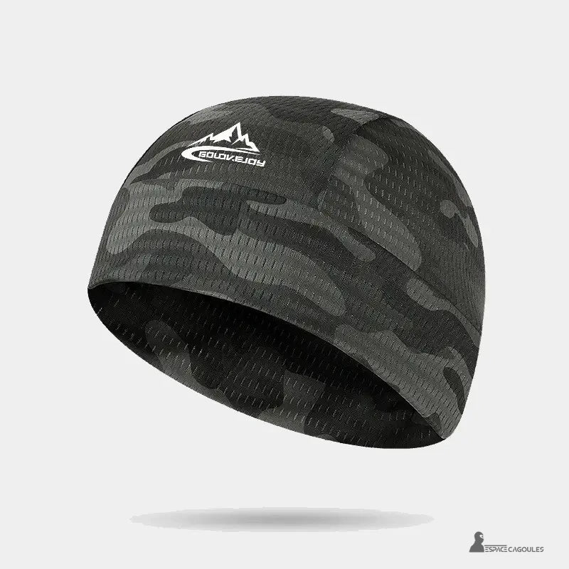 Sous casque été camouflage gris, offrant une protection respirante et ajustée pour les activités extérieures.