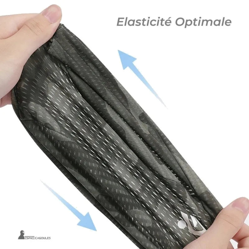 Sous casque été extensible, en tissu léger et respirant, illustré ici étiré entre deux mains pour montrer son élasticité optimale.
