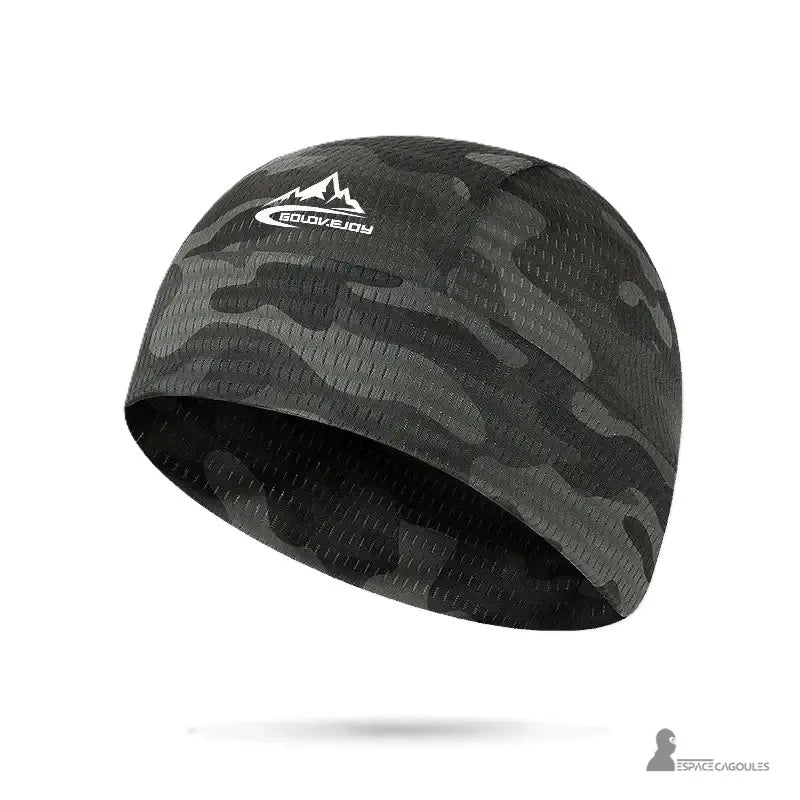 Sous casque été camouflage gris, offrant une protection respirante et ajustée pour les activités extérieures.