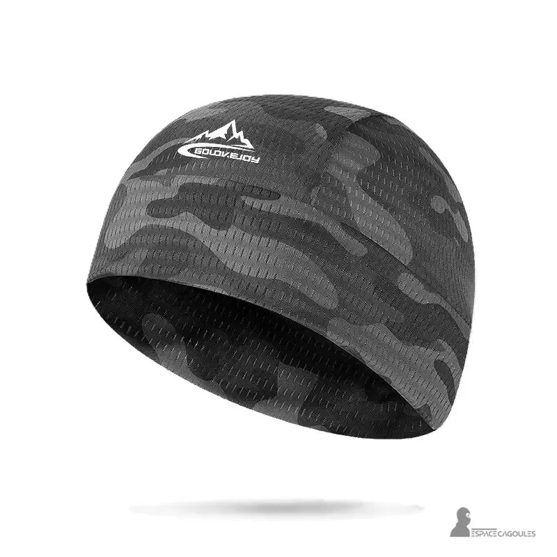 Sous casque été camouflage noir et vert, offrant une protection respirante et ajustée pour les activités extérieures.