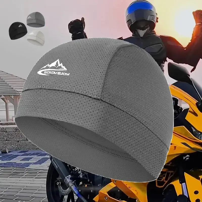 Sous casque été pour moto, idéal pour les journées chaudes, avec un motard sur fond de coucher de soleil.