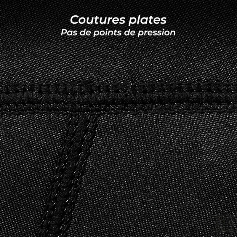 Sous casque moto couture plate gros plan sur tissu noir avec finitions soignées et absence de points de pression pour un confort optimal sous le casque