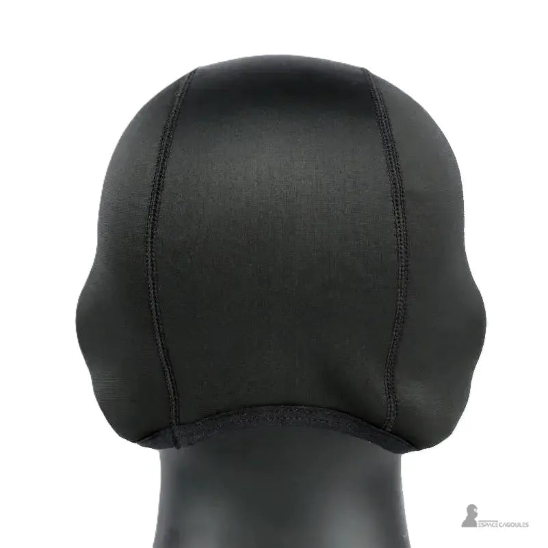 Sous casque moto noir vu de dos sur mannequin, design ajusté épousant la forme de la tête avec coutures renforcées pour maintien stable