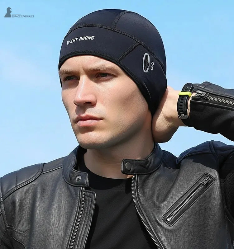 Sous Casque Moto été West Biking porté par un motard en blouson de cuir noir, vue extérieure en plein ciel bleu