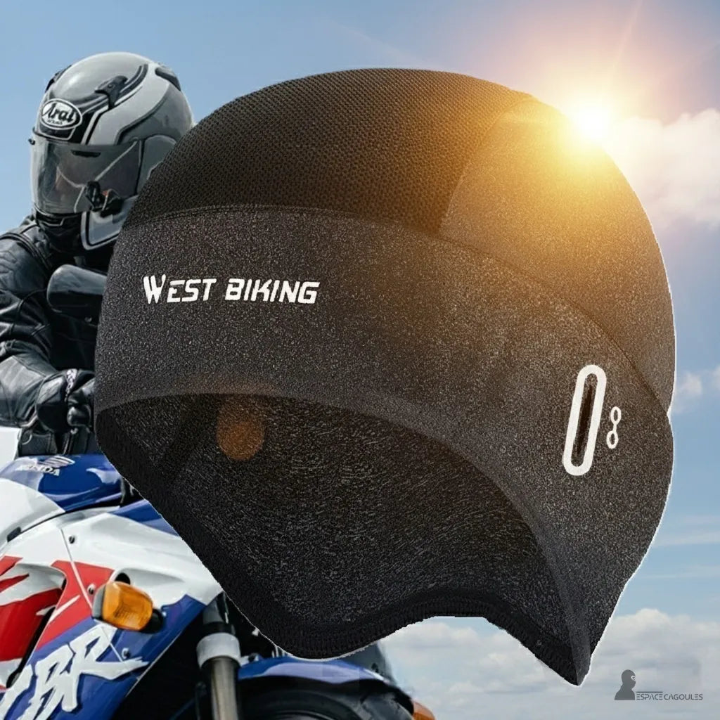 Sous Casque Moto été West Biking noir porté par un motard sur route ensoleillée, protection légère et respirante sous casque
