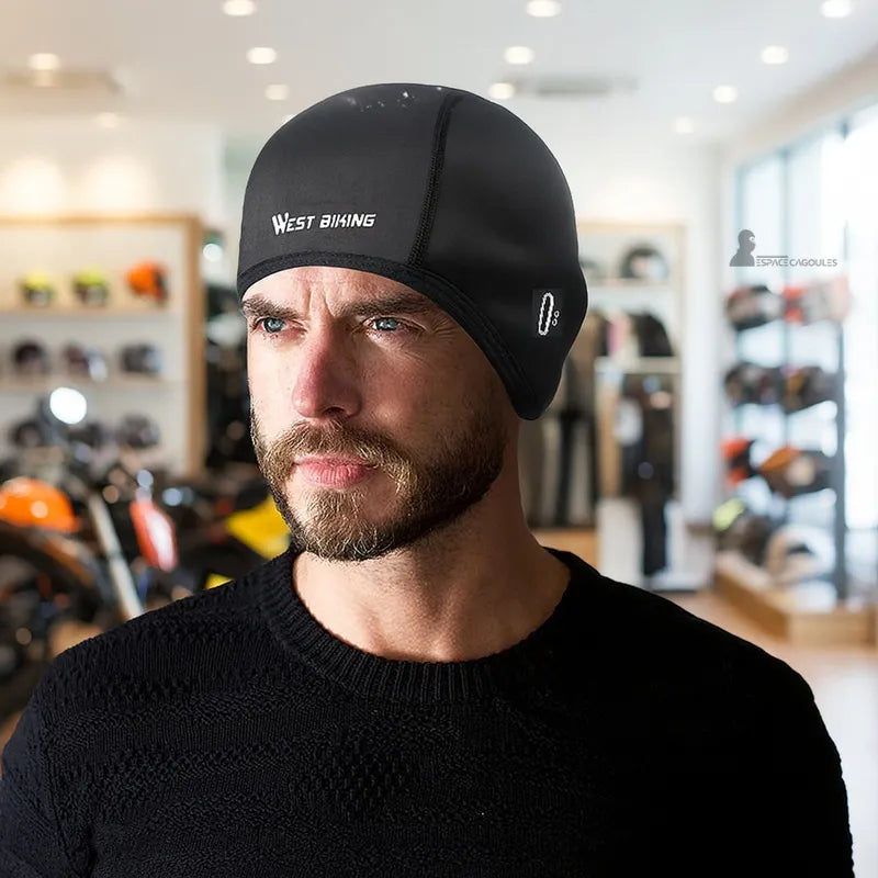 Motard portant un Sous casque moto hiver noir couvrant les oreilles dans un magasin d'équipements - Espace Cagoules