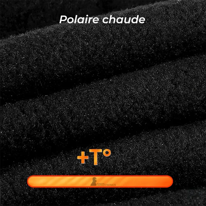 Sous casque moto polaire chaude gros plan sur texture intérieure douce et épaisse offrant isolation thermique contre le froid