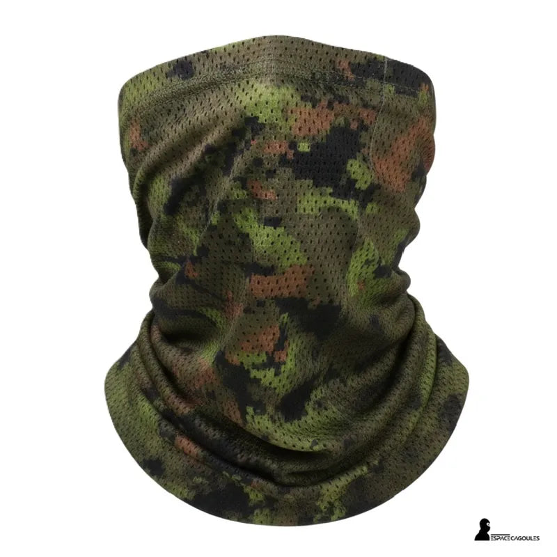 Tour de cou camouflage motif vert et brun foncé vue de face sur fond blanc, forme tubulaire couvrant le nez et le cou - Espace Cagoules
