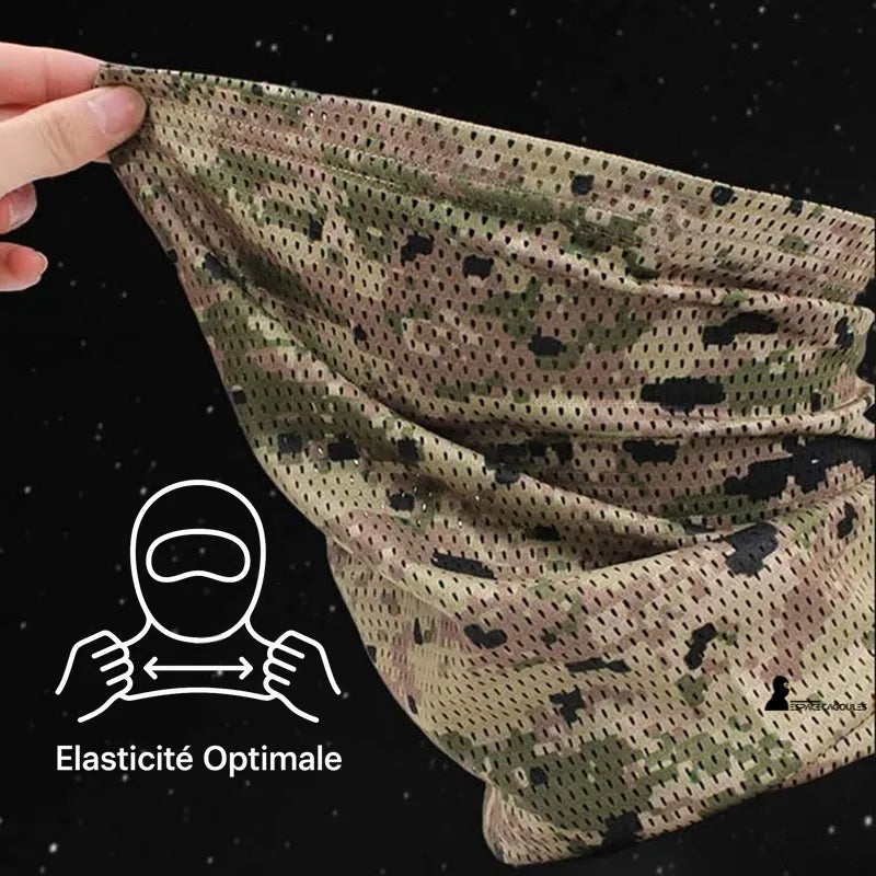 Tour de cou camouflage motif sable étiré entre deux mains montrant l’élasticité, vue rapprochée sur fond sombre - Espace Cagoules