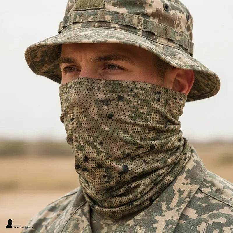 Tour de cou camouflage porté par un homme avec chapeau assorti en extérieur, vue portrait avec arrière-plan naturel flou - Espace Cagoules