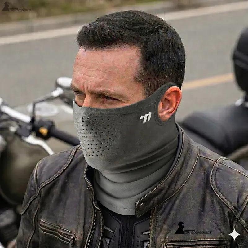Motard en blouson cuir portant le tour de cou gris foncé en masque devant sa moto - Espace Cagoules